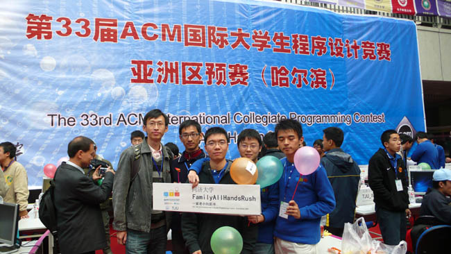 公司参赛师生比赛现场合影(图2)