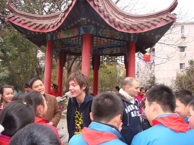 志愿者与中员工进行交流