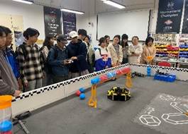 人们在看台上的人群AI 生成的内容可能不正确。