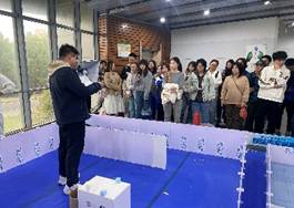 一群人站在室内AI 生成的内容可能不正确。