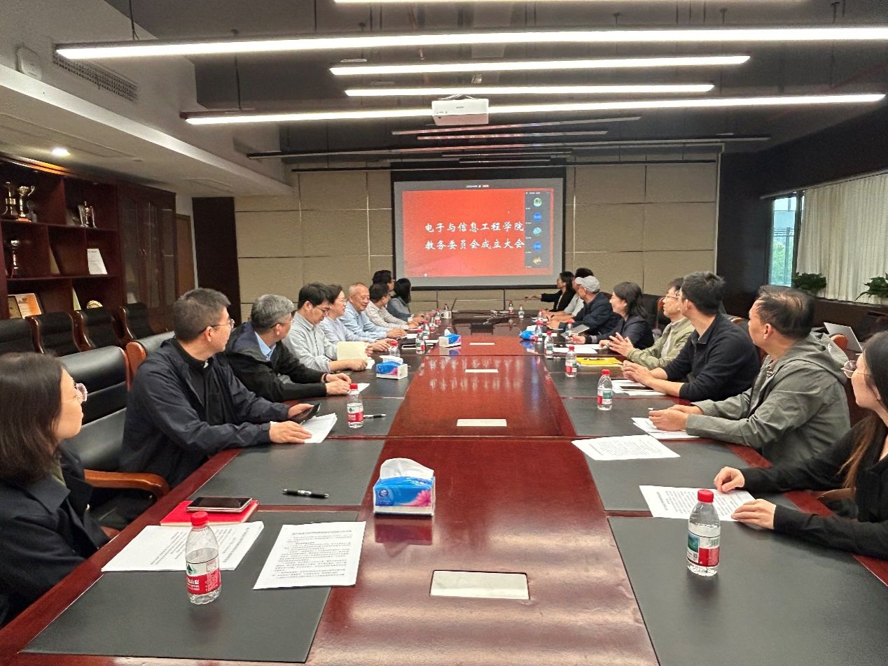 会议室里的人们 AI 生成的内容可能不正确。