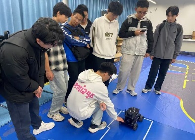 一群人站在室内AI 生成的内容可能不正确。